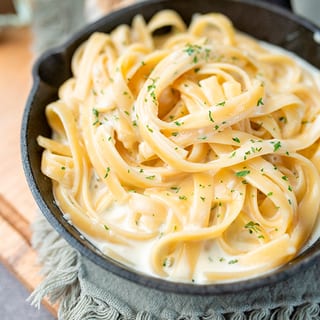 L - Fettuccine Alfredo Pasta